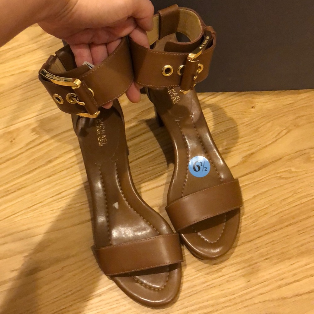 Michael kors brown heels with gorgeous gold buckle